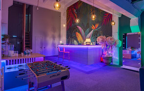 Стилизованный лофт с высокими потолками и верандой