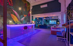 Стилизованный лофт с высокими потолками и верандой