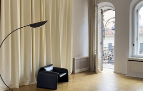 Светлое пространство с большим зеркалом и балконом