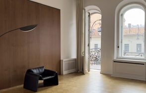 Светлое пространство с большим зеркалом и балконом