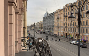 Светлое пространство с большим зеркалом и балконом