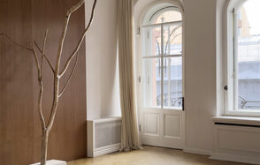 Светлое пространство с большим зеркалом и балконом