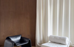 Светлое пространство с большим зеркалом и балконом