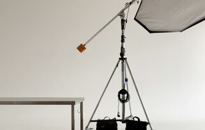 Большой светлый зал в классическом стиле с камином