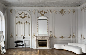 Большой светлый зал в классическом стиле с камином