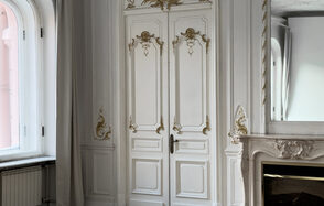 Большой светлый зал в классическом стиле с камином