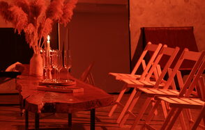 Светлый лофт со светомузыкой и барной стойкой