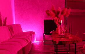 Светлый лофт со светомузыкой и барной стойкой