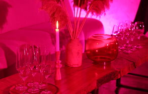 Светлый лофт со светомузыкой и барной стойкой