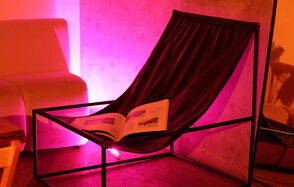 Светлый лофт со светомузыкой и барной стойкой