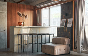 Светлый лофт со светомузыкой и барной стойкой