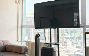 Светлый лофт со светомузыкой и барной стойкой