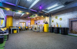 Уютный лофт с яркими акцентами с летней верандой