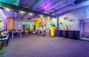 Уютный лофт с яркими акцентами с летней верандой