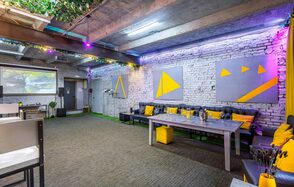 Уютный лофт с яркими акцентами с летней верандой