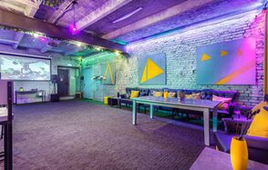 Уютный лофт с яркими акцентами с летней верандой