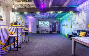 Уютный лофт с яркими акцентами с летней верандой