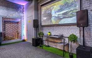 Уютный лофт с яркими акцентами с летней верандой