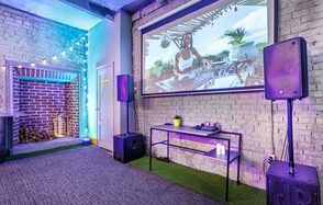 Уютный лофт с яркими акцентами с летней верандой