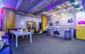 Уютный лофт с яркими акцентами с летней верандой