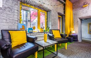 Уютный лофт с яркими акцентами с летней верандой