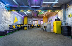 Уютный лофт с яркими акцентами с летней верандой