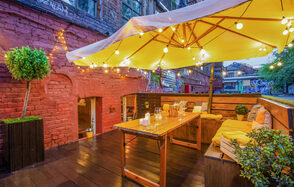 Уютный лофт с яркими акцентами с летней верандой