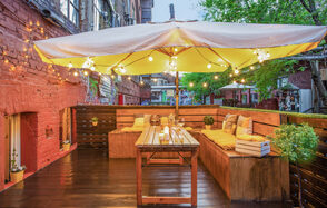 Уютный лофт с яркими акцентами с летней верандой