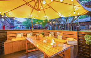 Уютный лофт с яркими акцентами с летней верандой