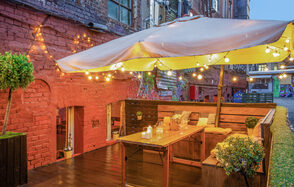 Уютный лофт с яркими акцентами с летней верандой