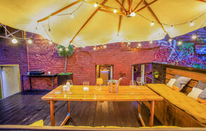 Уютный лофт с яркими акцентами с летней верандой