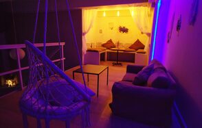 Гостиная. Светлый двухуровневый зал с большим окном