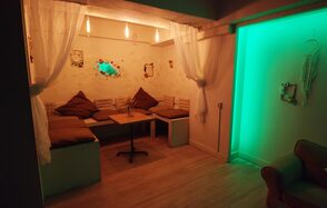 Гостиная. Светлый двухуровневый зал с большим окном