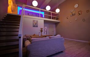 Гостиная. Светлый двухуровневый зал с большим окном