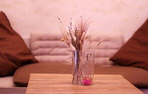 Гостиная. Светлый двухуровневый зал с большим окном