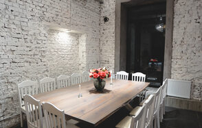 Белый лофт с яркой мебелью