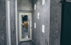 Белый лофт с яркой мебелью