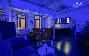 Белый лофт с яркой мебелью