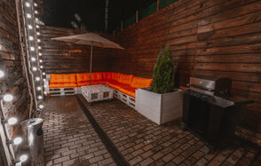 Белый лофт с яркой мебелью