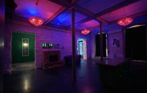 Белый лофт с яркой мебелью