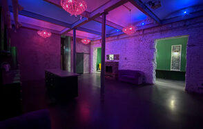 Белый лофт с яркой мебелью