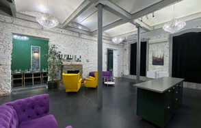 Белый лофт с яркой мебелью