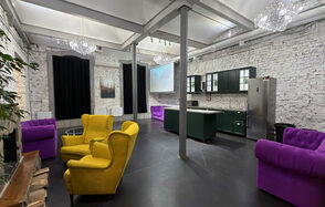 Белый лофт с яркой мебелью