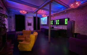 Белый лофт с яркой мебелью