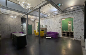 Белый лофт с яркой мебелью