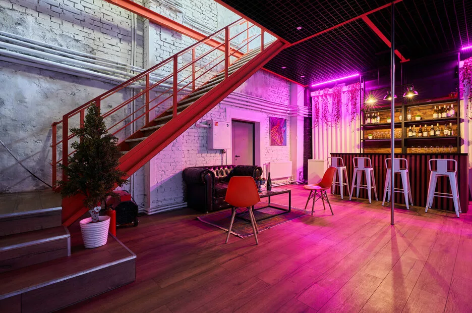 Двухуровневый лофт из белого кирпича