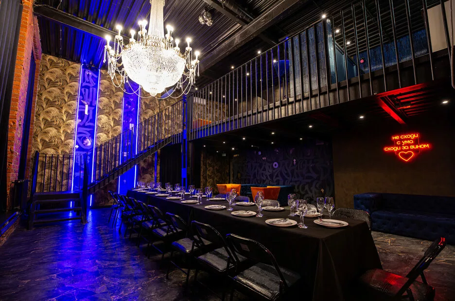 Тёмный лофт-зал с двумя этажами