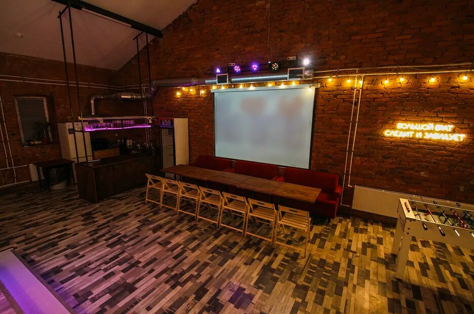 Стильный зал с отдельным входом в историческом центре