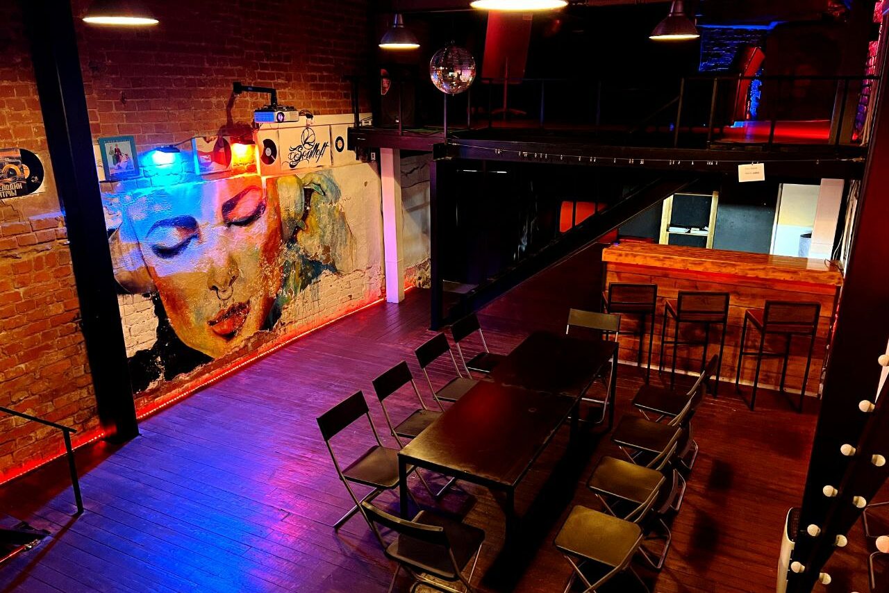 Арендовать Soul Loft на Бауманской. Люди празднуют день рождения, летит конфетти, все радуются 
